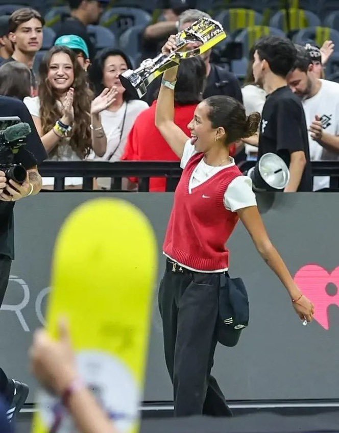 _istybz's tweet photo. encontre alguem que te olhe como se você fosse a única pessoa em um estádio lotado.  
simplesmente rayssa leal e duda wilken💙 https://t.co/BNt7M1AWuH