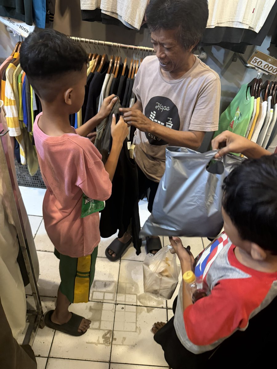 gemm816's tweet photo. 昨日ジャカルタで、路上で物乞いをする子どもたちに出会った。モールの中では家族と食事を楽しむ子どもたち、そのすぐ外ではゴミ箱から飲み物を探す子どもたち。この差が本当に辛かった

裸足の女の子に出会い、靴を買おうとモールへ。でも「汚れているから入れない」と怖がっていた。警備員と話して一緒に入り、服と靴を買った。夜には弟たちにも食事、服、壊れていたサンダルの代わりを買った

僕もまだ学生で、できることは少ない。それでも、僕たちにとって当たり前の物が、誰かを笑顔にできるなら、この1000台湾ドルは本当に使ってよかったと思う