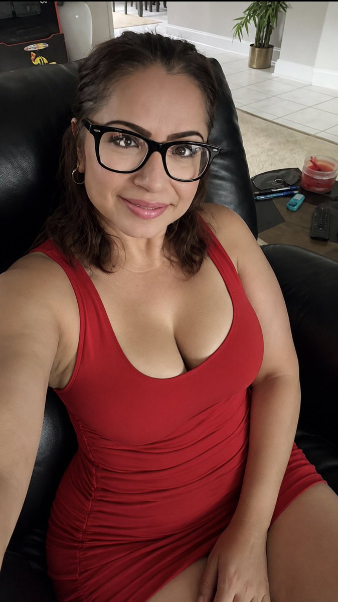 PinkKittyLatina's tweet photo. #SundayFunday #RedDress #Chicago #Latina #Swingers 💋 have a great day https://t.co/fynGFWA7nh