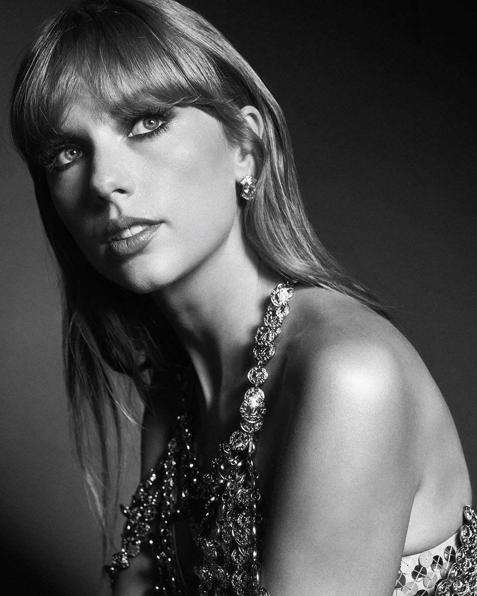 updateswiftbr's tweet photo. Após Taylor Swift remover suas músicas de diversos vídeos publicados pelo presidente dos Estados Unidos, Donald Trump, a revista Vanity Fair publicou uma matéria sobre a estratégia adotada pelo presidente e sua equipe de utilizar grandes sucessos de estrelas pop como trilha sonora de vídeos de propaganda publicados nas redes sociais.

Segundo a revista, a prática parece ter como objetivo provocar um conflito direto com artistas que frequentemente se opõem às políticas do presidente e, consequentemente, ampliar o alcance e o impacto dessas publicações.

A revista destaca que essa estratégia “acaba de esbarrar no império de direitos autorais da cantora mais poderosa do planeta: Taylor Swift, que aparentemente conseguiu silenciar completamente diversas publicações da Casa Branca e da campanha republicana feitas na última semana.

[…] Mas, embora esteja se abstendo de comentar, o aparente silenciamento por parte de Taylor Swift do barulho vindo do grupo de Donald Trump pode ser, até agora, a declaração mais contundente do mundo da música contra o presidente.”