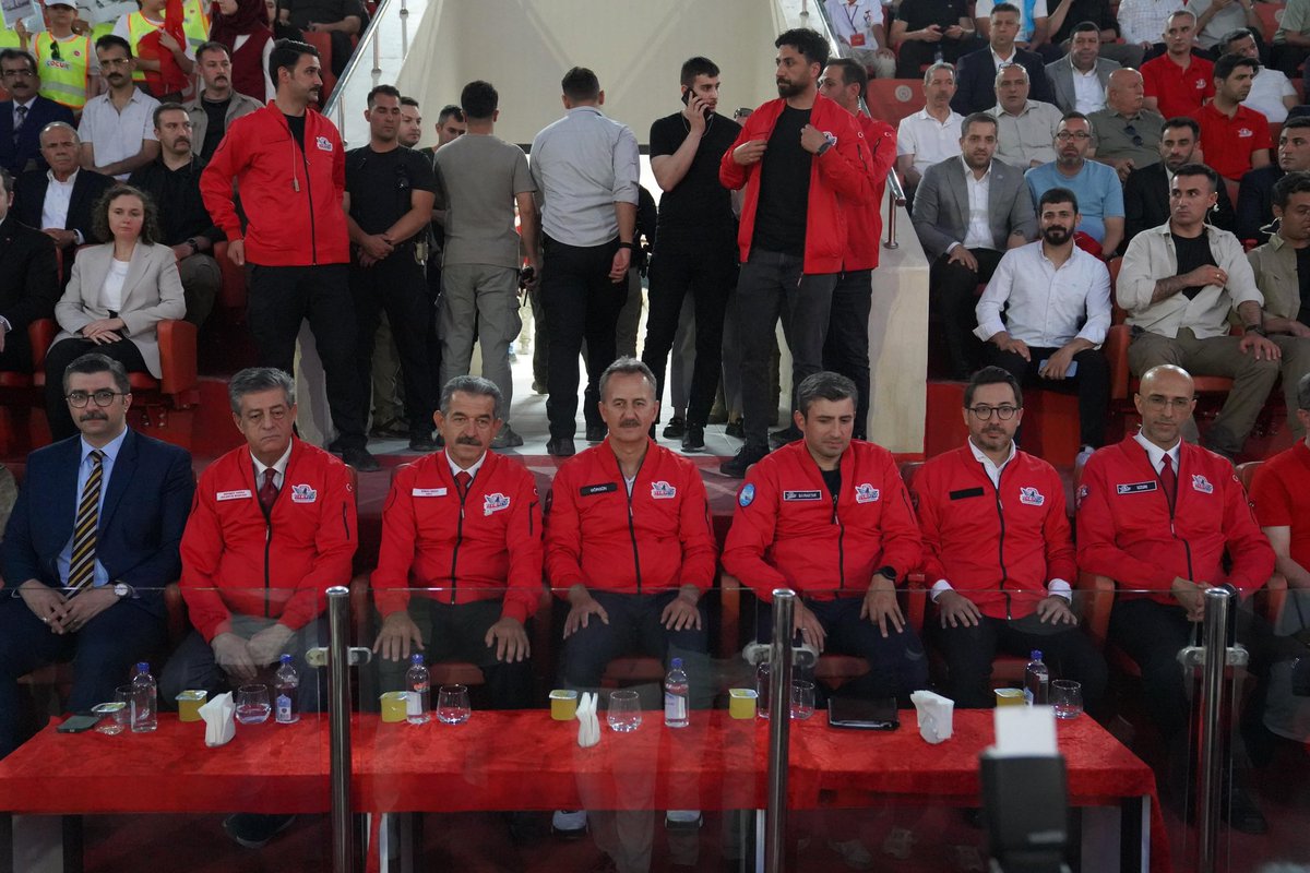 Mehmet_Yarka's tweet photo. İki gün boyunca Şırnak’ımızda teknoloji, heyecan ve gençlerimizin üretme azmine hep birlikte tanıklık ettik. 🇹🇷🚁

T3 Vakfı Mütevelli Heyeti Başkanı ve TEKNOFEST yönetim Kurulu Başkanı Sayın Selçuk Bayraktar’ın teşrifleri; Valimiz Sayın Birol Ekici, Savunma Sanayii Başkanımız Sayın Prof. Dr. Haluk Görgün, Anadolu Ajansı Yönetim Kurulu Başkanı ve Genel Müdürü Sayın Serdar Karagöz, İl Jandarma Komutanımız Tümgeneral Sayın Zafer Tombul, Rektörümüz Sayın Prof. Dr. Abdurrahim Alkış, Cumhuriyet Başsavcımız Sayın Yusuf Canik, İl Emniyet Müdürümüz Sayın Volkan Sazak, T3 Vakfı Şırnak İl Sorumlusu Sayın Rukiye Asan, Milli Teknoloji ve Yapay Zeka Genel Müdürü Sayın Sadullah Uzun, İl Başkanımız Sayın İbrahim Halil Erkan, Kadın Kolları Başkanımız Sayın Fatma Bişenk Acar, Merkez İlçe Başkanımız Sayın Rahmet Taşar, Gençlik Kolları Başkanımız Sayın Arif Tatar, il protokolümüz, sivil toplum kuruluşlarımız ve binlerce hemşehrimizin katılımıyla TEKNOFEST Drone Şampiyonası 1. Etap Kapanış Programı’nı gerçekleştirdik.

Cumhurbaşkanımız Sayın Recep Tayyip Erdoğan’ın ortaya koyduğu güçlü irade ve Türkiye Yüzyılı vizyonuyla büyüyen Milli Teknoloji Hamlemizin, gençlerimizin azmi ve üretkenliğiyle çok daha güçlü yarınlara taşınacağına inanıyorum.

Gökyüzünde kıyasıya mücadele eden ve ortaya koydukları azim, yetenek ve teknolojiyle dereceye giren tüm yarışmacılarımızı gönülden tebrik ediyorum.

Şırnak’ımızın böylesine önemli bir teknoloji organizasyonuna ev sahipliği yapmasından büyük gurur duyuyor, gençlerimizin ülkemizin teknoloji geleceğinde çok daha güçlü roller üstleneceğine inanıyorum.

Tüm gençlerimizi başarılarından dolayı kutluyorum. 🇹🇷

#TeknofestŞırnakDroneYarışması
#MilliTeknolojiHamlesi
#TEKNOFEST