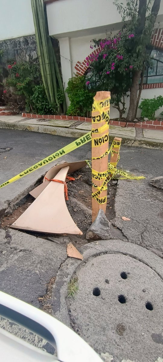 chibieiki's tweet photo. que pedo @Gabyosoriohdz ? este hoyo lleva DÍAS en medio de la calle, alguien de tu gob, vino, hizo su trabajo (que se agradece) y así dejó? cuando reparan? es sobre sierra de las cruces en Tlalpan
CC @TlalpanVecinos @C5_CDMX @TlalpanAl https://t.co/l8ai5rzrLD