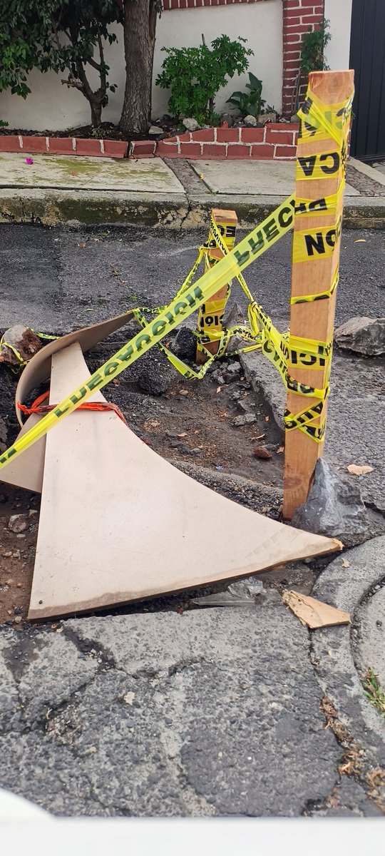 chibieiki's tweet photo. que pedo @Gabyosoriohdz ? este hoyo lleva DÍAS en medio de la calle, alguien de tu gob, vino, hizo su trabajo (que se agradece) y así dejó? cuando reparan? es sobre sierra de las cruces en Tlalpan
CC @TlalpanVecinos @C5_CDMX @TlalpanAl https://t.co/l8ai5rzrLD