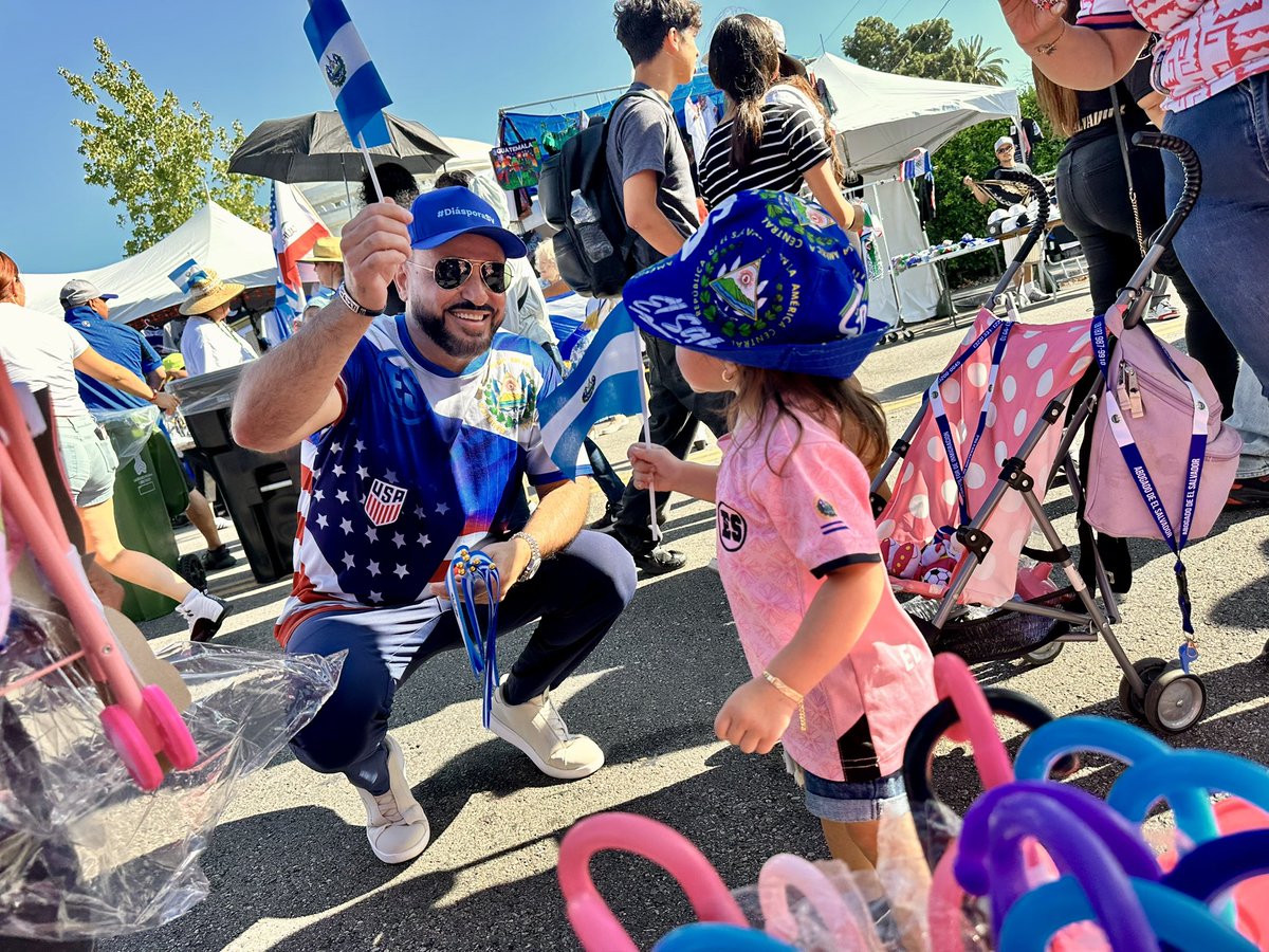 AlabiSV's tweet photo. ¡Lo más hermoso! 💙🇸🇻 Celebrando junto a nuestra gente el Día del Salvadoreño en U.S.A., en Los Ángeles, California. 🇸🇻 🇺🇸🌎

Que nuestras nuevas generaciones sigan llevando con orgullo nuestras raíces, costumbres y tradiciones, manteniendo siempre vivo el amor por nuestro querido El Salvador. 🇸🇻💙