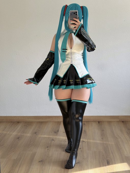 Imfacelessgirl's tweet photo. Hatsune Miku!! https://t.co/dqvIYGn428