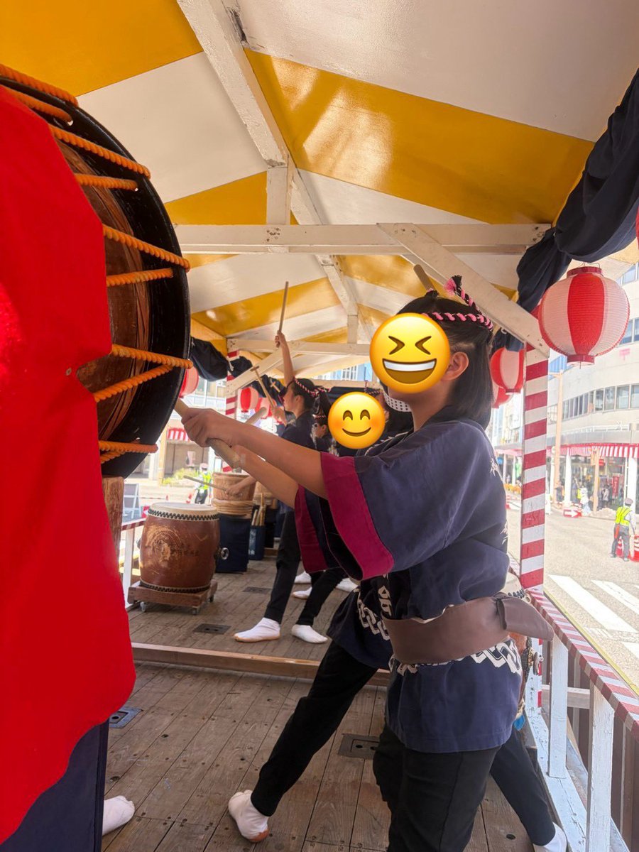 ashgreetings's tweet photo. 週末は地元の祭りでした😆
ルーツである祭りが始まって丁度300年目‼️後に他の祭りと合わせて計4つの祭りが１つになったのが今の祭りだそう
土曜は盛大なパレードに、子ども達はトラック荷台での太鼓演奏で参加😊暑い中頑張りました
日曜は祭りフィナーレの花火を、アパートの踊り場から✨
夏満喫💕 https://t.co/xNulgkibNi