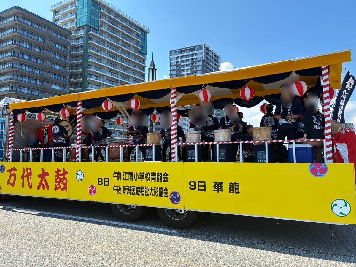 ashgreetings's tweet photo. 週末は地元の祭りでした😆
ルーツである祭りが始まって丁度300年目‼️後に他の祭りと合わせて計4つの祭りが１つになったのが今の祭りだそう
土曜は盛大なパレードに、子ども達はトラック荷台での太鼓演奏で参加😊暑い中頑張りました
日曜は祭りフィナーレの花火を、アパートの踊り場から✨
夏満喫💕 https://t.co/xNulgkibNi