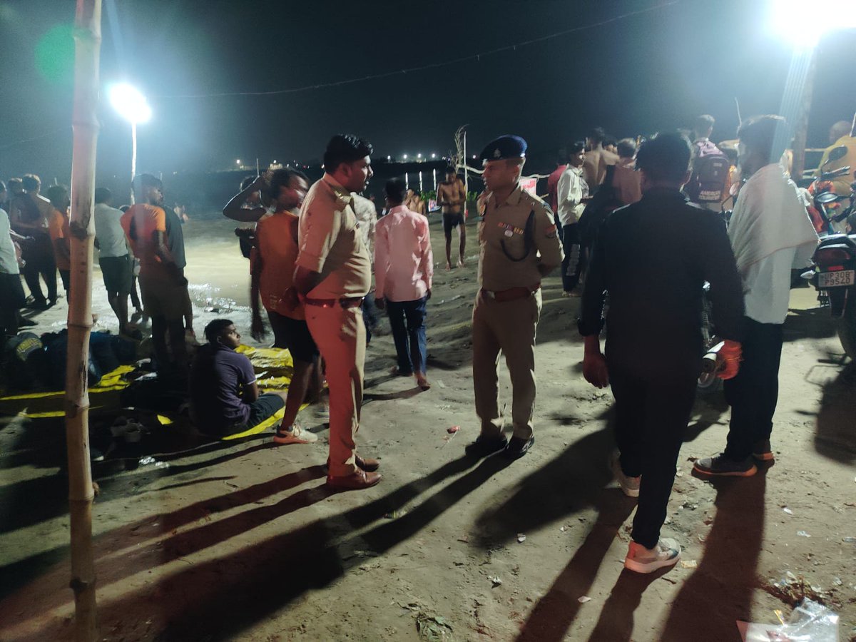 unnaopolice's tweet photo. आज दिनांक 09/10.08.2026 की रात्रि को श्री शैलेंद्र लाल अपर पुलिस अधीक्षक दक्षिणी उन्नाव द्वारा थाना सफीपुर क्षेत्रान्तर्गत परियार घाट का निरीक्षण किया गया एवं ड्यूटी में लगे पुलिसकर्मियों को आवश्यक दिशा-निर्देश दिये गये। #UPPolice https://t.co/uUNlGnmwLP