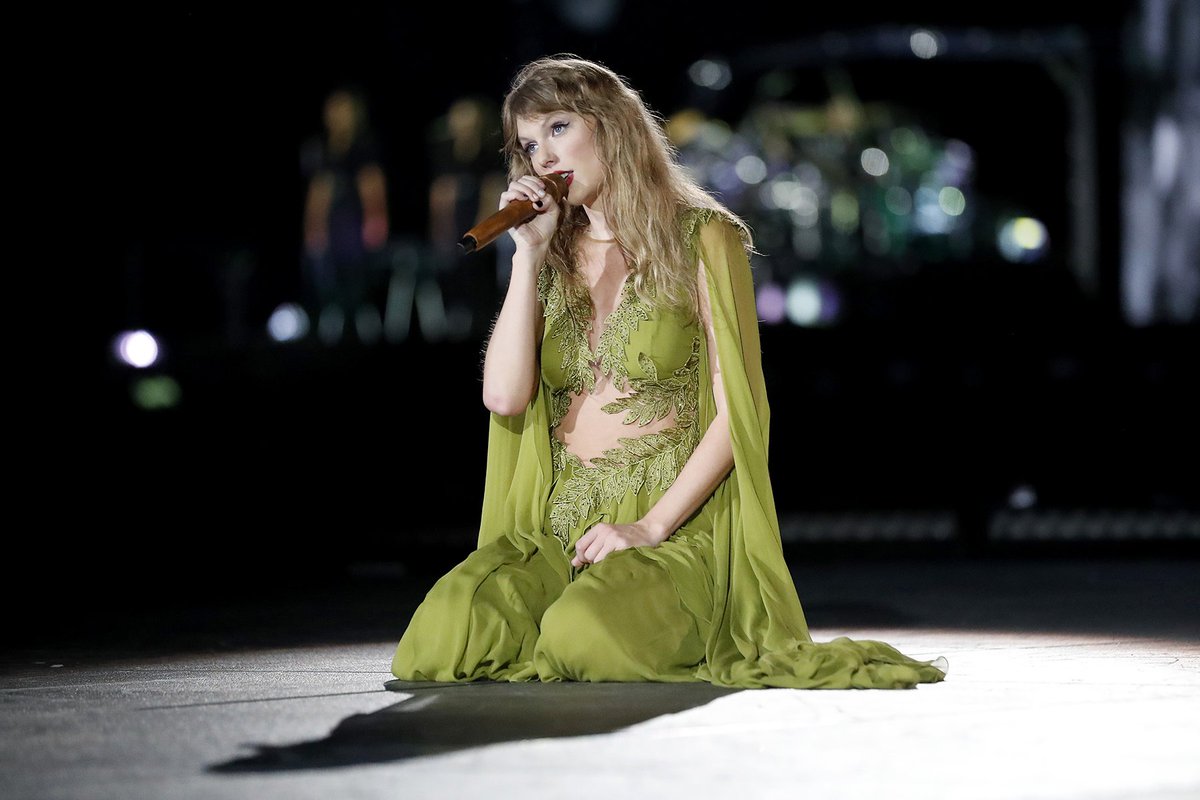 musicnewsfactpl's tweet photo. Podczas azjatyckiej części trasy "The Eras Tour" Taylor Swift pomogła członkowi swojej ekipy, gdy jego żona trafiła do szpitala w stanie zagrożenia życia.

Artystka zorganizowała dla niego lot prywatnym odrzutowcem, przekazała mu 100 tysięcy dolarów w gotówce oraz zapewniła, że praca będzie na niego czekać, kiedy tylko będzie gotowy do powrotu.