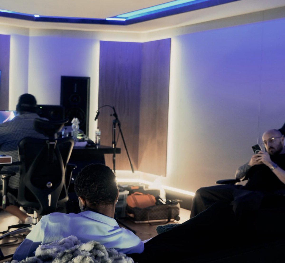 WizkidSource's tweet photo. 🎙️🎧 https://t.co/GZouPReE1q