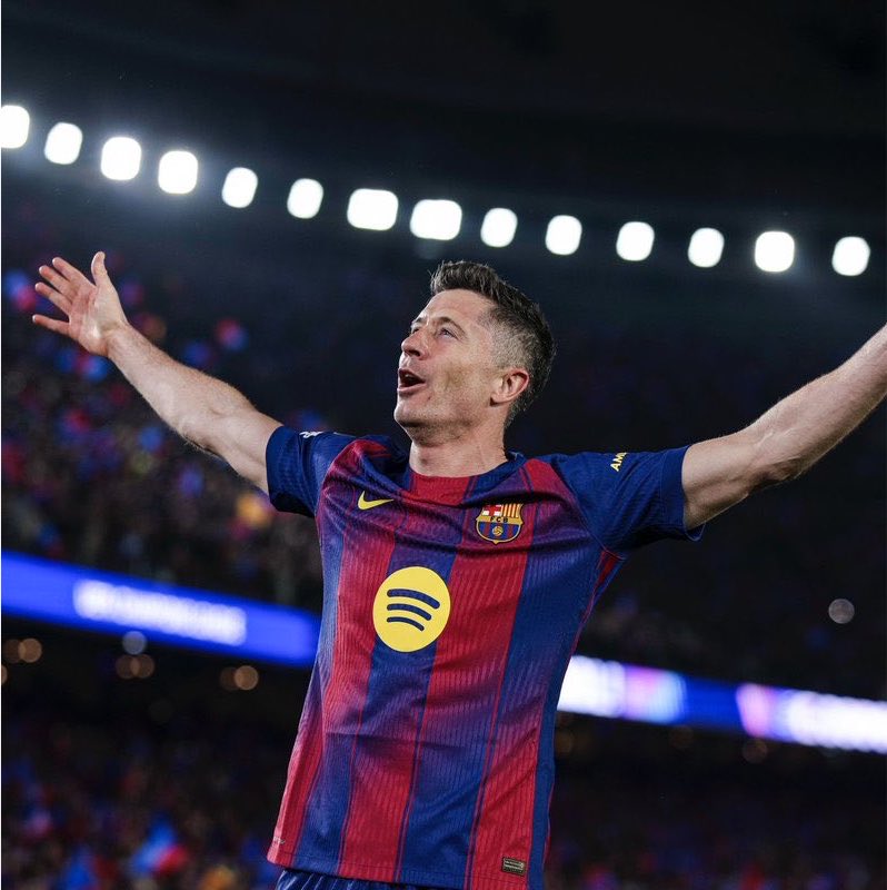 ActuBarca___'s tweet photo. 🚨 Robert Lewandowski 🇵🇱 rejoint la prestigieuse liste des légendes du FC Barcelone sur le site officiel du club. 💙❤️ 

Totalement mérité. ❤️ https://t.co/Qix04eptSi