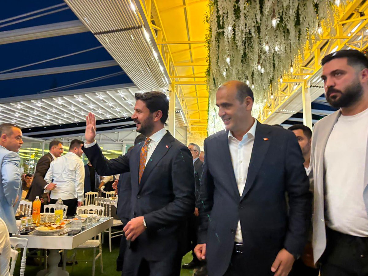 Fatih__Bildik's tweet photo. Ankara Servis Aracı İşletmecileri Esnaf Odası Başkanı İlyas Aktürk ’ün kıymetli kızı Rabia ile Emre kardeşlerimizin düğün merasimlerine katılarak, Milletvekillerimiz @OsmanGokcek_ ve @kurtcancelebi ile gençlerimizin nikah ahitlerine şahitlik ettik.

Rabbim mesut bahtiyar etsin, iki cihan saadeti versin..

#KalbimizAltındağ 

@akaltindag
