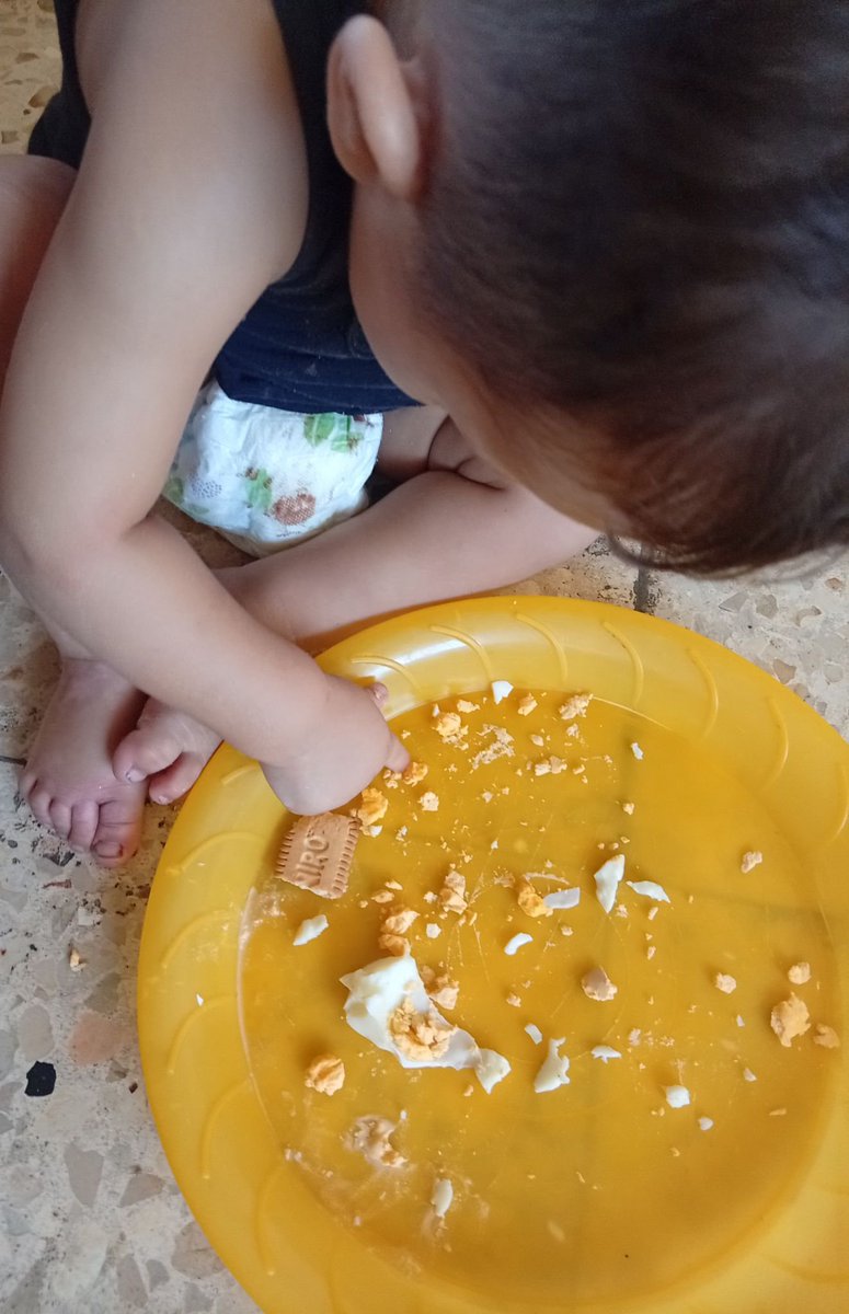 em_kaream's tweet photo. Can you support my children? The burden of paying rent and feeding them is immense. I am their sole provider, and you are our strength and mercy. They ran out of food days ago; I can't afford to buy any more. 💔😭 Please help them. https://t.co/WZxaWcW0r5