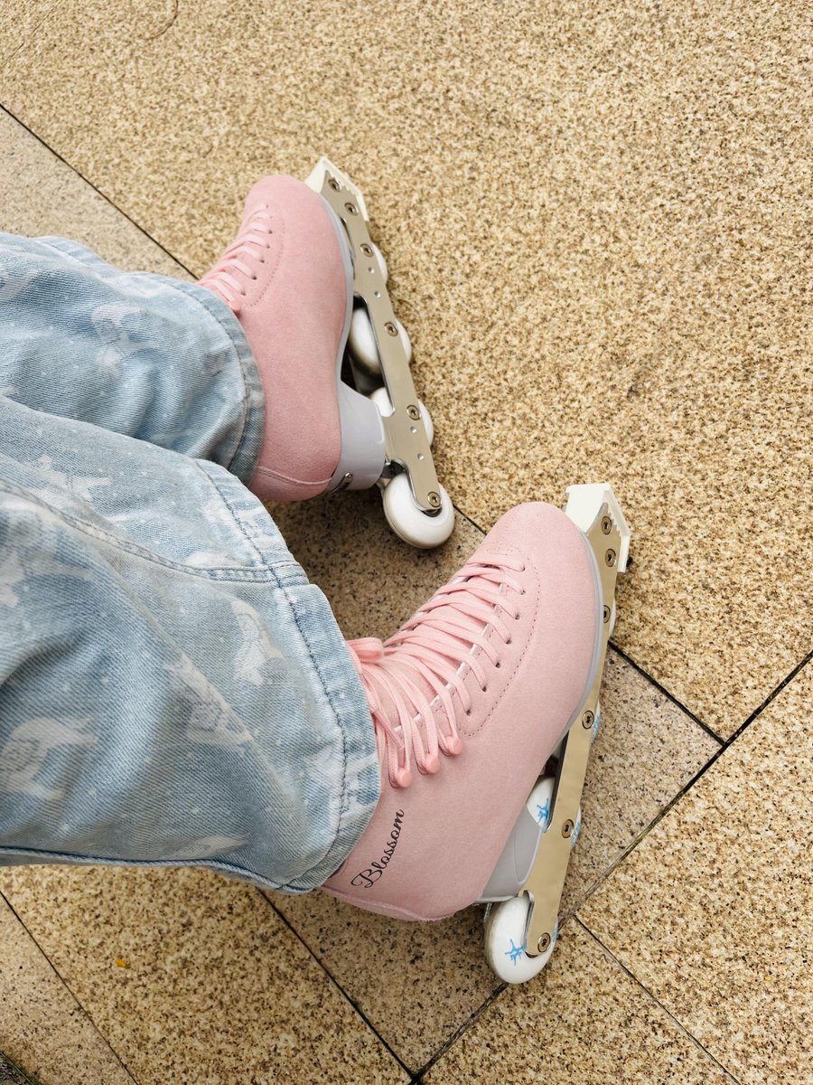 solarnci's tweet photo. Always loved roller skating, but then I realized figure skating is my absolute fave https://t.co/6xPD6HGjHS