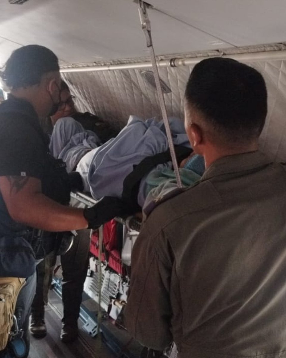 FFAAECUADOR's tweet photo. #Galápagos | Las Fuerzas Armadas, a través de la Fuerza Aérea Ecuatoriana, realizaron una misión de transporte sanitario aéreo en una aeronave C-295M, trasladando a dos pacientes desde #Galápagos hacia #Guayaquil para recibir atención médica especializada.
 #FFAAContigo https://t.co/3MgYRb51AN