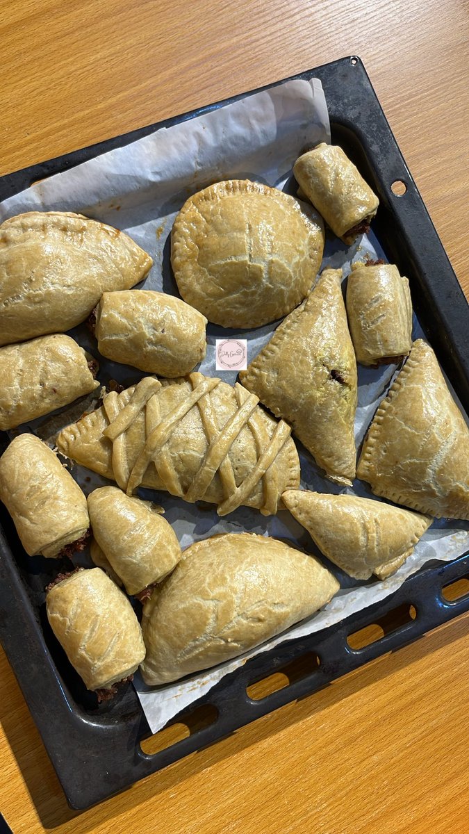 Kendoldrick's tweet photo. Was bored and made different styles of meatpie https://t.co/I4xtgxik1f