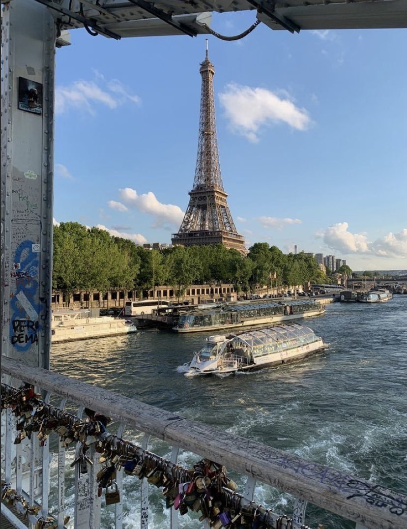 echoesofworld's tweet photo. Paris or New York? https://t.co/29fZLzI8hN