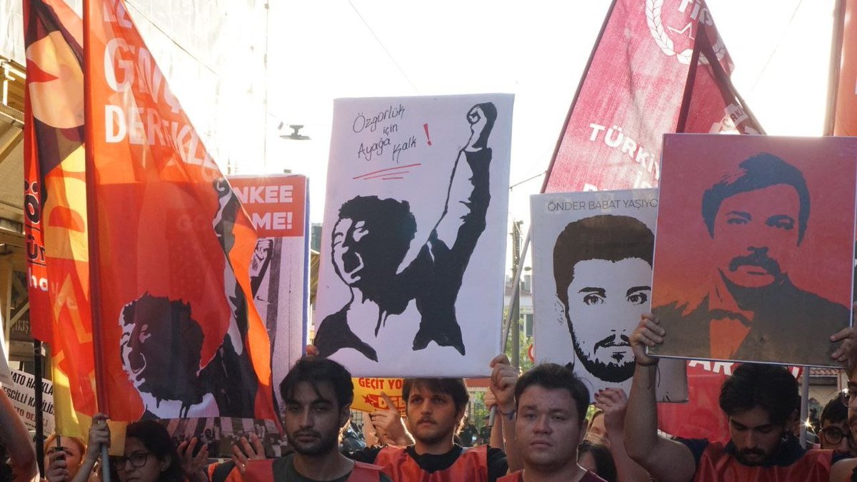 GenclgDvOrgutu3's tweet photo. ABD'ye hizmette sınır tanımayan AKP, 7-8 Temmuz'da gerçekleşen NATO Zirvesi kapsamında yüzlerce kişiyi gözaltına aldı ve onlarcasını tutukladı. Emperyalizme karşı mücadele veren 50 arkadaşımızı geri alacağız.

🚩Bağımsızlık yürüyüşümüz kurtuluşa kadar sürecek! https://t.co/WgINEc6dX8