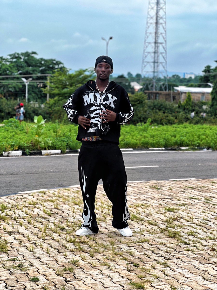 MVX_Clothing's tweet photo. MVX styled Sweatsuit 🖤 https://t.co/XPFYN2UbfP