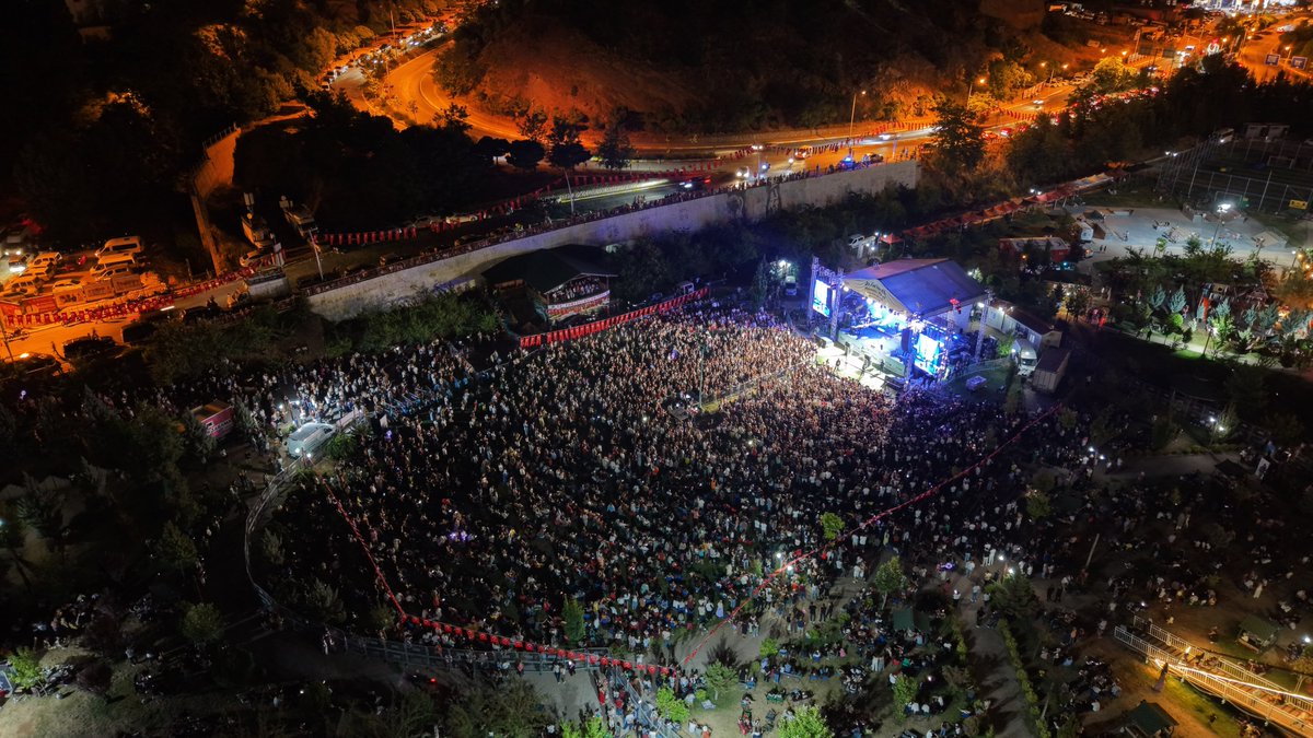 TunceliValiligi's tweet photo. ❣️MAMEKİFEST’TE GECENİN RİTMİ KORAY AVCI’YLA YÜKSELDİ! 🎶

❣️ Mameki Park’ta bu kez şarkılar başka, coşku bambaşkaydı…

🚩 Sevilen sanatçı Koray Avcı, güçlü yorumuyla gönüllere dokunan şarkılarını hemşehrilerimiz için seslendirdi. Her ezgide başka bir duygu, her nakaratta hep birlikte yükselen bir coşku vardı.

💕 Şarkılar gökyüzüne, alkışlar gecenin ritmine karıştı; MamekiFest bir kez daha müziğin birleştirici gücüyle gönüllerde iz bıraktı.

💕 #CanCanaTunceli 💕

@sefikaygol
@TCKulturTurizm