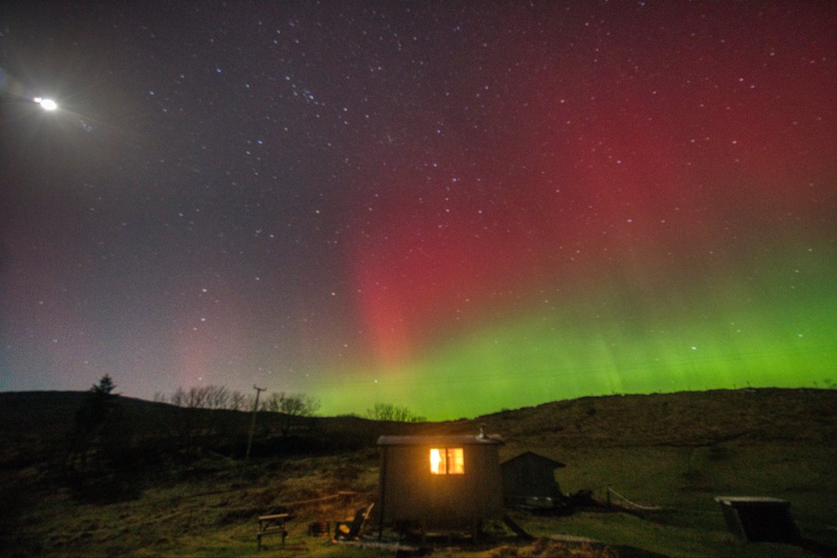 SkyeHuts's tweet photo. Just one shepherd hut now available for New Year 26/27 
Cosy hut for 2. Self catering 
https://t.co/buYmb6Yi9r
for more details https://t.co/PiJj3PysLZ