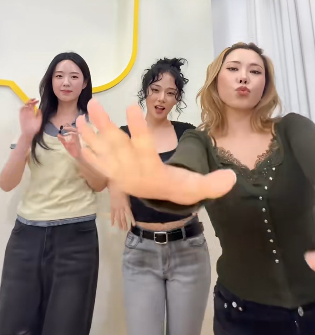 hardtothecoer's tweet photo. @hyeuora i guess gabee bibi sooyoung and rescene are also mean girls considering the fact that they all danced with her too🤷🏾‍♀️nobody gives a fuck https://t.co/MR7F6LKy4N