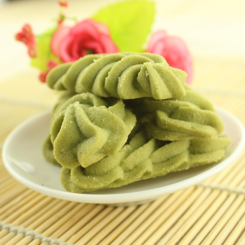 BarbaraErbeu's tweet photo. Just grabbed a box of matcha cookie bites—crunchy, not too sweet, and perfect for sharing! Who wants a bite https://t.co/k6GE68vD72