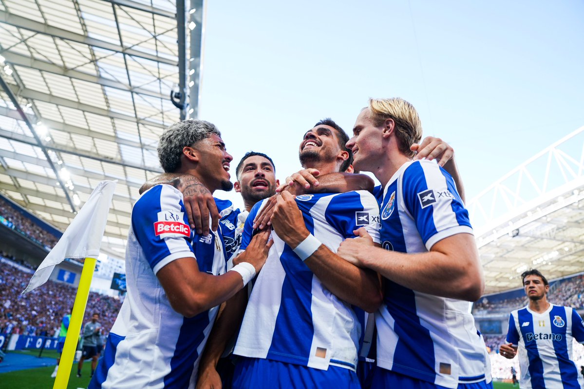FCPorto's tweet photo. “Voltar a marcar no Dragão é como viver um sonho pela primeira vez” ✨

🔗 https://t.co/4mu111wd3E

De volta a casa, André 💙 #FCPFCA https://t.co/D6jH7Bog4X