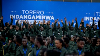 DrDamascene's tweet photo. 10 KANAMA 2026 : INDANGAMIRWA 769 MUSHOJE ITORERO, ICYICIRO CYA 16 MU KIGO CYA GABIRO,   OYE! OYE! OYEEEEEEEEEEE!

Ijabo riduhe ijambo. 
Mwarakoze cyane kwitabira Itorero no kurikora neza.
Ababyeyi banyu barakoze kubohereza gutozwa ubutore. 
Abatoza banyu n’ababitayeho bose umunsi ku munsi, mu nshingano zitandukanye ariko zuzuzanya, barakoze ku bwitange bwabo ntagereranywa bwatumye mutozwa uko bikwiye, mugubwa neza isegonda ku yindi, none mutashye muri INDANGAMIRWA Z’IMBANGUKANABIGWI, muri INGABO ZIGENDA IMBERE Y'IZINDI. Tuzahora tubavuga ibigwi.

NTORE Z’ABAKOBWA murangije Itorero muri 315. Mwerekanye ko muri ABARI BATARUSHWA. Iteka na hose ndabifuriza kuzahora muri:
1) Abadasumbwa n’Abadasumbanya
2) Abadacogora n’Abadahinyuka
3) Abadatezuka n’Abataruhuka
4) Abatarushwa n’Abatarutwa
5) Abatiganda n’Abanyamurava
6) Abihuje n’Abashyirahamwe
7) Abaticumugambi n’Abatigaya
8) Indashyikirwa n’Indatsimburwa
9) Inkumburwa n’Inyangagusumbwa
10) Inyamamare n’Inyamibwa
11) Ihogoza n’Icyeza
12) Juru ry'inyange na Juru ry'umucyo
13) Mudacogora na Mudahogora
14) Mutarutwa na Sumbabandi.

NTORE Z’ABASORE murangije Itorero muri 454. Mwabaye ba RUGERO RW’ISHYAKA, AMASONGA ADASUMBWA. Mbifurije guhora muri :
1) Mbanzimihigo na Mbanzamumahina
2) Mudatsindwa na Muvuduko
3) Mudahinyuka na Mutiganda
4) Nganji na Ngabidatsimburwa
5) Ngabibasumba na Ngabidatsindwa
6) Nkerakubarusha na Nkerayumugambi
7) Nyiribakwe na Nyirishema
8) Ntabwoba na Ntamakemwa
9) Rubaduka na Rubimburirangabo
10) Rudahigwa na Rudakangwa
11) Rudahangarwa na Rudacogora
12) Rudahosha na Rudahusha
13) Rudahindwa na Rudatinya
14) Ruzirabwoba na Rugwizakurinda
15) Rutikanga na Rutavogerwa
16) Rwizihirakubarusha na Rwizihirwahakomeye.

NTIMUZADOHOKE KU BUTORE

Muramenye ko kizira kwitwa Ndimubanzi, Ndereyehe, Ndimukaga, Ndihebye, Nduhirabandi, Nkiriyehe, Ntahondi, Ntamabyariro, Ntahontuye, Ntabuhungiro, Ntamakiriro, Maburanturo, Mpungirehe, Mbayuwande, Mbuzamahwemo, Miruho, Hakizabera, Nkezabera, Nyakatsi, n’izindi nyito zo kwiheba zajyanye n'igihe cyahise kitakirangwa iwacu i Rwanda.

URWIBUTSO

Muzahore muzirikana umunsi w’indakemwa mwagize kuwa 28 Nyakanga 2026, ubwo Intore irizusha intambwe, Umutoza w’ikirenga, Nyakubahwa Perezida wa Repuburika, yaje kubasura, akabaha impanuro z’icyizere. Ntimuzamutenguhe. 

Nimutahane ubupfura n’ubutwari.
Muzahorane amahoro n’amahirwe. 
Muzimane u Rwanda.
Ibindi ubundi.