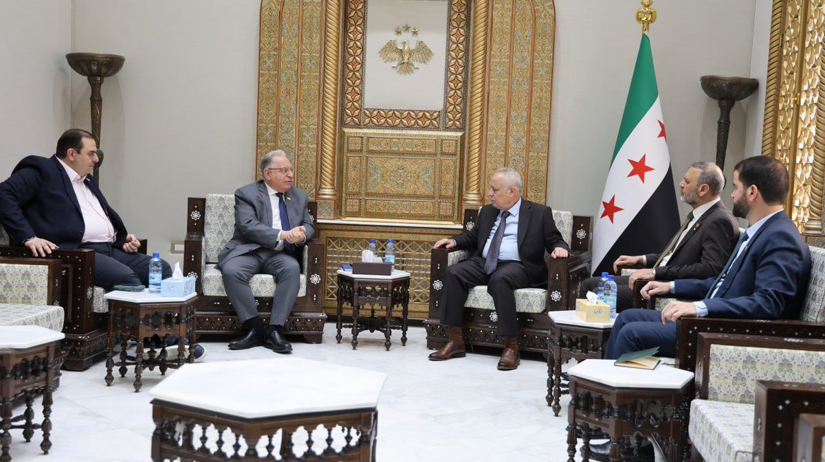 SyriaPeAs's tweet photo. بحث السيّد رئيس مجلس الشعب الدكتور "عبد الحميد العواك" مع وزير المالية السيّد "محمد يسر برنية" كيفية تطوير الإدارة المالية العامة بما يعزز كفاءة الإنفاق والاستدامة المالية.

كما ناقش الجانبان آليات تعزيز التعاون والتنسيق في مناقشة التشريعات والسياسات المالية.

#مجلس_الشعب_السوري https://t.co/Y9DRhpoLwT