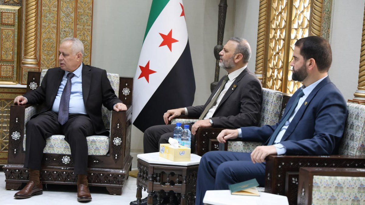 SyriaPeAs's tweet photo. بحث السيّد رئيس مجلس الشعب الدكتور "عبد الحميد العواك" مع وزير المالية السيّد "محمد يسر برنية" كيفية تطوير الإدارة المالية العامة بما يعزز كفاءة الإنفاق والاستدامة المالية.

كما ناقش الجانبان آليات تعزيز التعاون والتنسيق في مناقشة التشريعات والسياسات المالية.

#مجلس_الشعب_السوري https://t.co/Y9DRhpoLwT