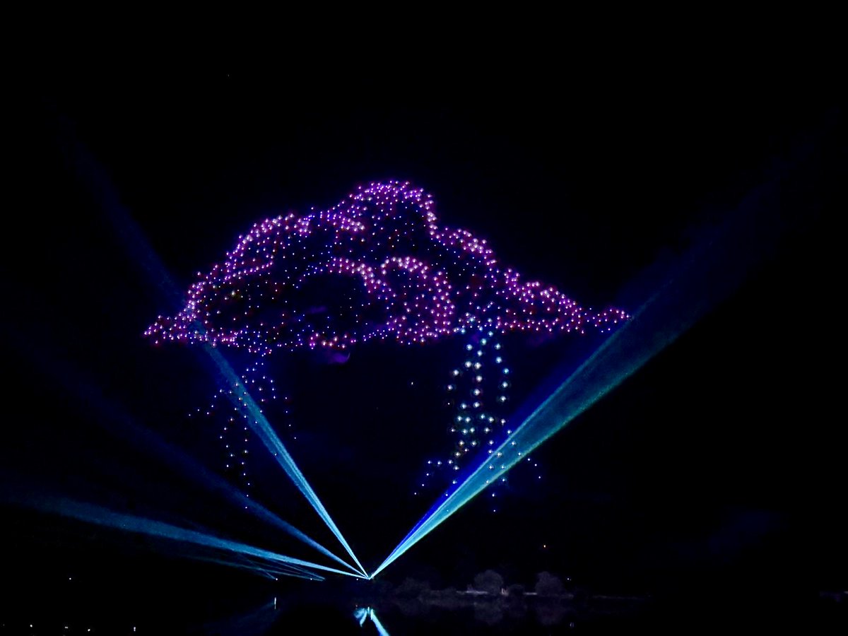 claude_riboulet's tweet photo. #drones Vous étiez encore très nombreux à  Pierrefitte-sur-Loire pour vous émerveiller devant le spectacle de drones du Département de l’Allier ! Merci à vous ! #FierAllier https://t.co/iYPadzfpMi