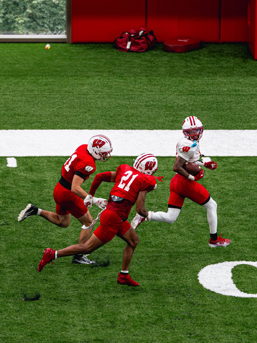 BadgerFootball's tweet photo. Pass catchers on target 🎯 https://t.co/ceXrxnCLFY
