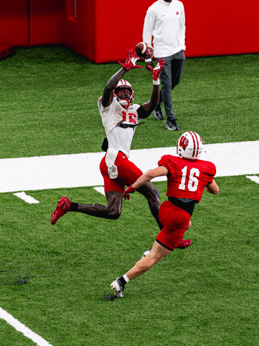BadgerFootball's tweet photo. Pass catchers on target 🎯 https://t.co/ceXrxnCLFY