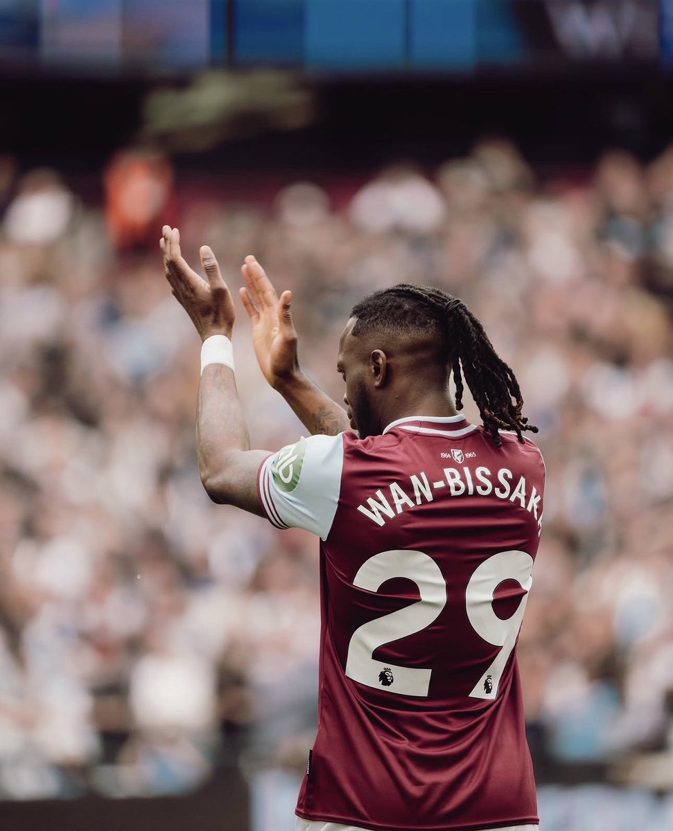 FinchFarmNews's tweet photo. Understand Everton have again been offered the chance to sign Aaron Wan-Bissaka — West Ham are looking for a of around £15m for the 28yo. David Moyes views the player as a safe and reliable option. 

Everton’s pursuit of Alistair Johnston has stalled, with alternative options now being considered — Johnstone is still keen on the move, but it is now increasingly unlikely. #EFC