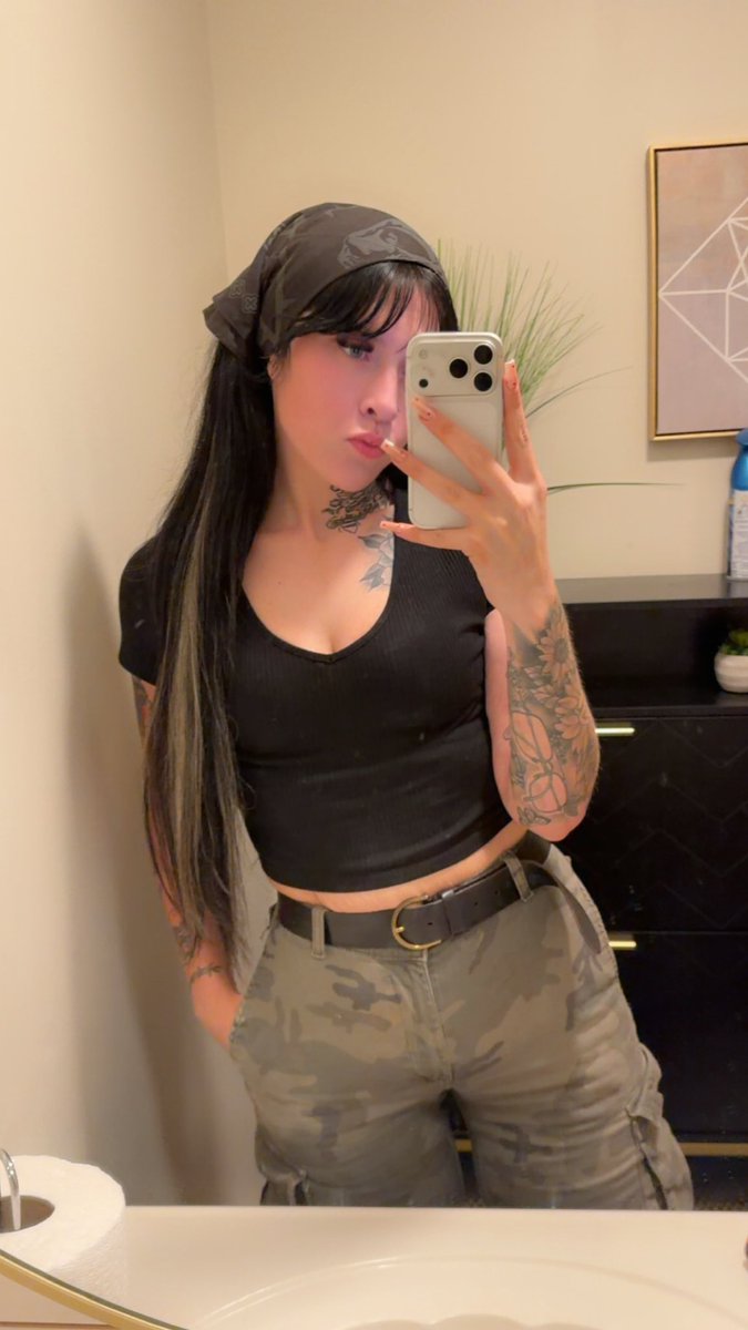 wrenwirexo's tweet photo. Just a girl in boy pants 🖤🐪 https://t.co/2vdbXqMq7u