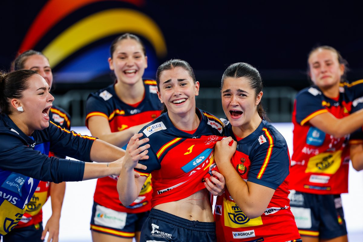 RFEBalonmano's tweet photo. 😭 Yo estoy igual que ellas... ¡𝐏𝐎𝐑𝐐𝐔𝐄 𝐒𝐎𝐌𝐎𝐒 𝐂𝐀𝐌𝐏𝐄𝐎𝐍𝐀𝐒 𝐃𝐄𝐋 𝐌𝐔𝐍𝐃𝐎!
📸 Anze Malovrh - kolektiff
#⃣ #Balonmano #SheLovesHandball #FollowTheFuture https://t.co/hnmHBOOn1u