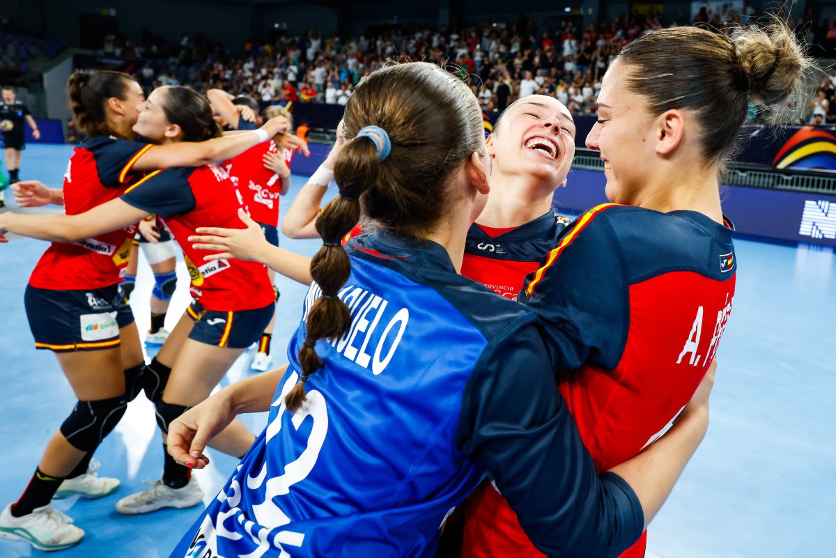 RFEBalonmano's tweet photo. 😭 Yo estoy igual que ellas... ¡𝐏𝐎𝐑𝐐𝐔𝐄 𝐒𝐎𝐌𝐎𝐒 𝐂𝐀𝐌𝐏𝐄𝐎𝐍𝐀𝐒 𝐃𝐄𝐋 𝐌𝐔𝐍𝐃𝐎!
📸 Anze Malovrh - kolektiff
#⃣ #Balonmano #SheLovesHandball #FollowTheFuture https://t.co/hnmHBOOn1u