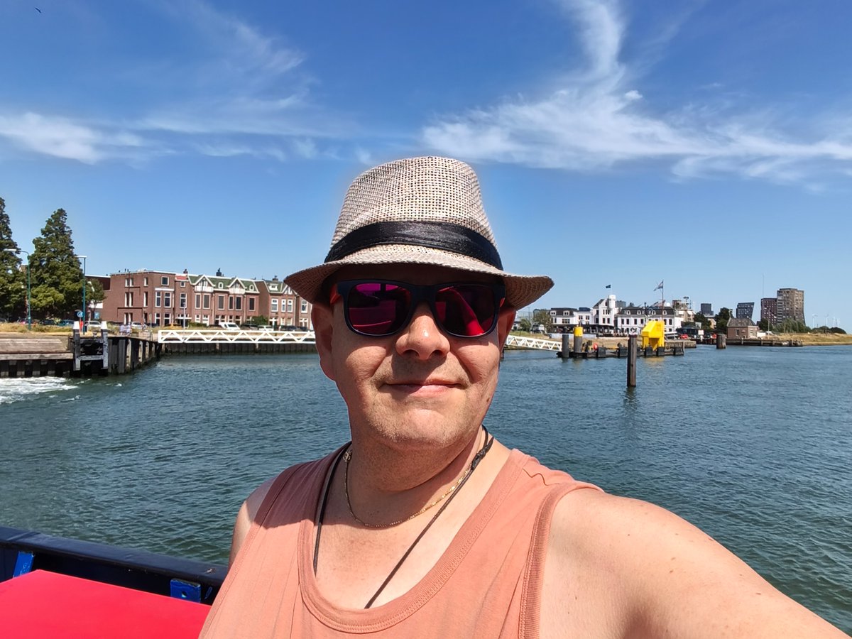 raverhulst's tweet photo. Zo vanmiddag nog een rondje naar Hellevoetsluis gedaan. Kwam tijdens mijn vreetpauze mijn naamgenoot Richard Groenendijk nog tegen.Ff praatje pot gedaan,Leuke gozer. Vervolgens even de coffeeshop in voor goedkope wiet. En weer retour huis. Mooie fietsweek 260Km https://t.co/6MbULIoD2e