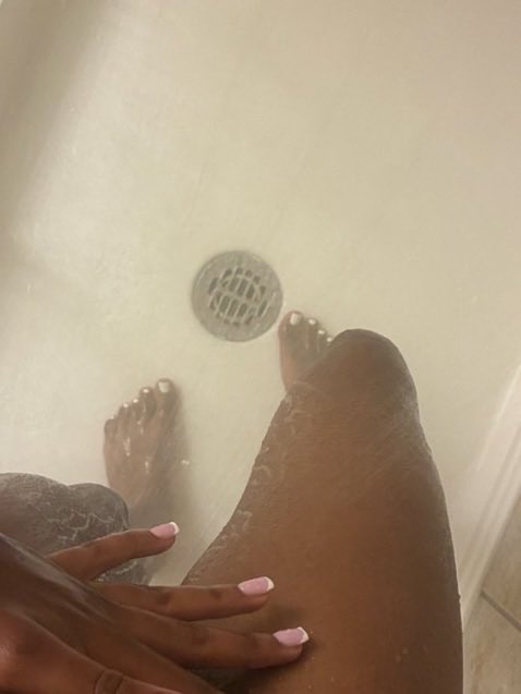 nutoncamila's tweet photo. shower door still open 😝💕#vegasfreaks #vegasmeets https://t.co/FEl5BaidsS