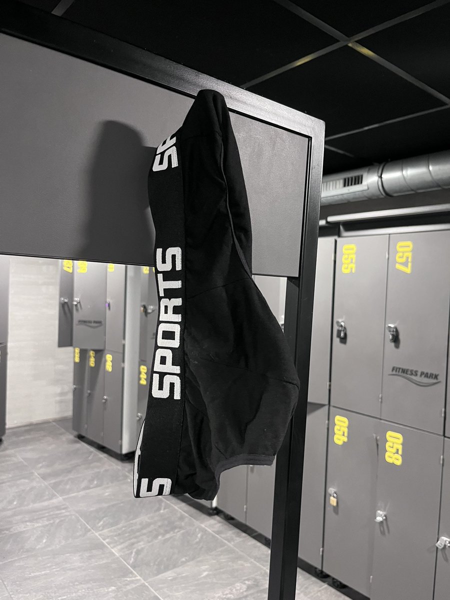 usedsportswear's tweet photo. Quand un gymbro laisse ses affaires transpirantes à dispo 

Moi je laisse mon slibard en expo le temps des exos 💪

#vestidor #lockerroom #alpha #gymbros #gym #gaysport #fetish #smelly #dirtybrief #sweaty https://t.co/MZWypiALWm
