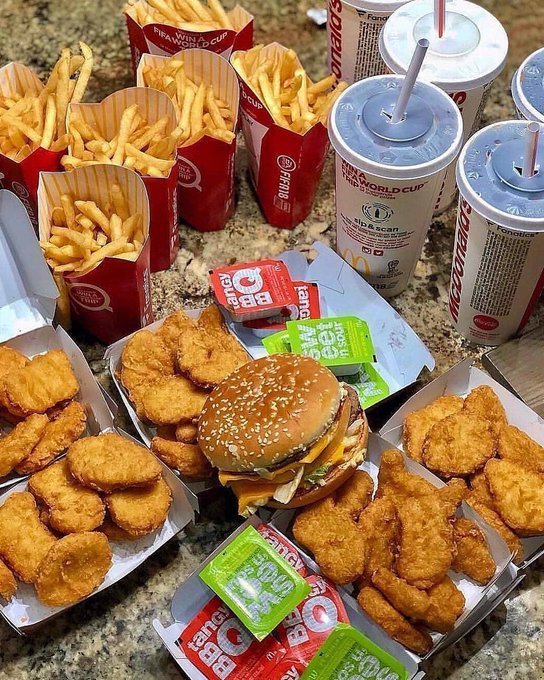 _FoodieX's tweet photo. Describe McDonald’s in one word https://t.co/Jc175ZgCFE