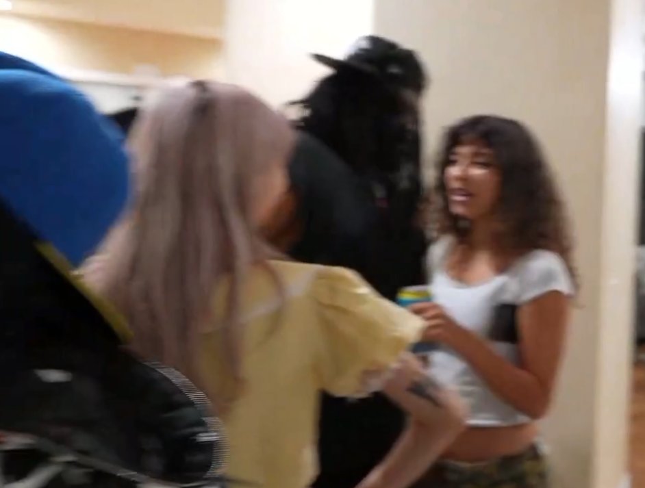 irishyk08's tweet photo. Then unfollows Aysia after she was kicked out so nobody knew who invited her. Bri was hugging and conversating with Aysia at the party. Bri used to be part of the Neo, D4vd and Aysia friend group until she met her BF. https://t.co/rJFqa98Gwi