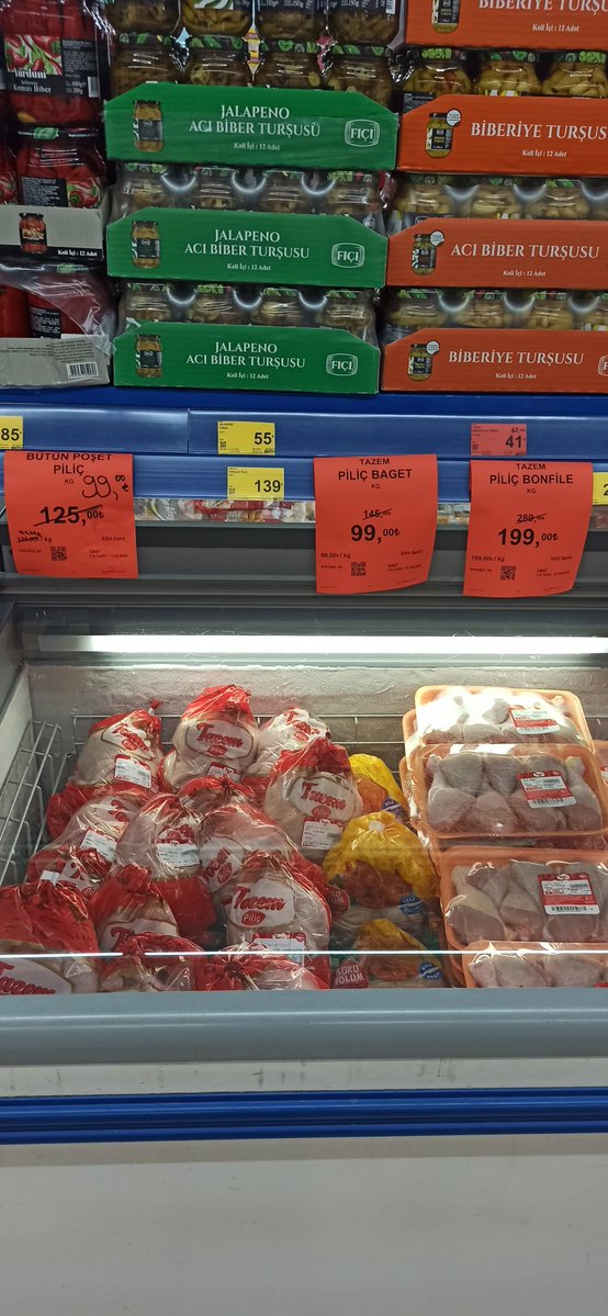karin5kr's tweet photo. Bu ürünler bu fiyata satılabiliyorsa neden 2 katına satmaya çalışıyorlar bu şeref yoksunu ahlaksizlar üstelik üç markettede kuruşu kuruşuna kadar aynı fiyata satıyorlar devlet yok gibi davranıyorlar milletin tefecisi bunlar... https://t.co/uhCIhzAfLq