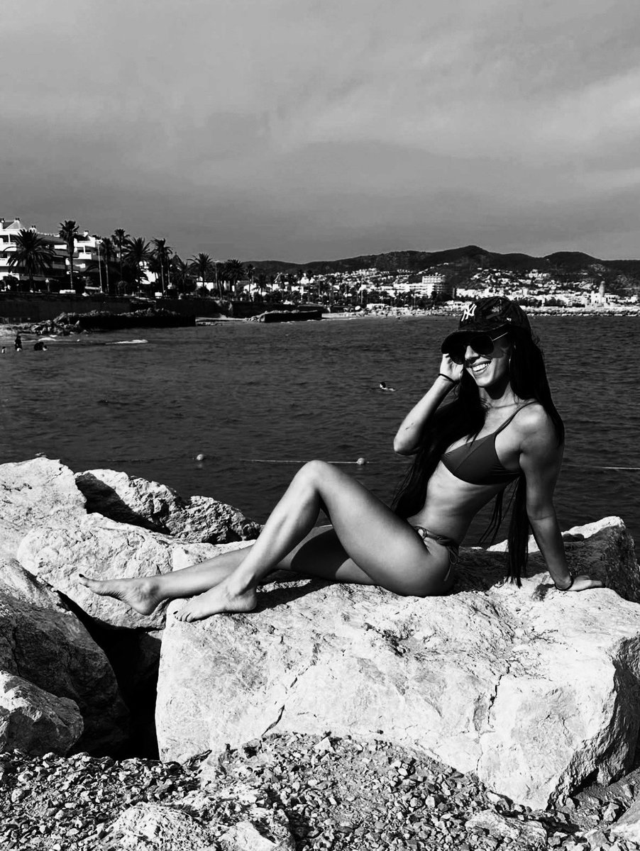 RockingEncore's tweet photo. Body on your mind. https://t.co/PHSsAN2bFF
