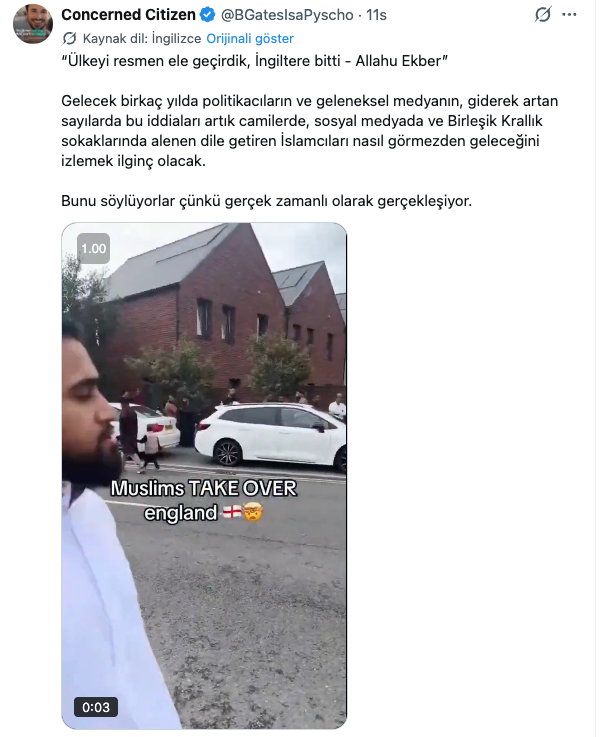RaufAtillaPolat's tweet photo. Bunların hepsi sadece son 24 saatte karşıma çıkan paylaşımlar.

Normalde tek tek görünce geçiyoruz.

Biri “Müslümanlar İngiltere’yi ele geçiriyor” diyor.
Biri Amerika'daki Müslüman kamu görevlilerini “Truva atı” ilan ediyor.
Biri İzlanda'ya giden bir Müslüman âlimi “ülkeyi İslamlaştırmaya geldiler” diye servis ediyor.
Diğeri bir camide çekilmiş görüntüyü alıp bütün Müslümanlara mal ediyor.

Sonra başka bir video geliyor.
Sonra bir başkası…
Tek tek bakınca birkaç aşırı sağcı hesabın saçmalığı gibi görünüyor.
Ama hepsini uzun süre takip ettiğinizde başka bir tablo ortaya çıkıyor.
Ben birkaç yıldır hususi olarak bu hesapları ve ürettikleri dili takip etmeye çalışıyorum.

Ve şunu rahatlıkla söyleyebilirim:
Bu iş artık rastgele birkaç paylaşım seviyesini çoktan geçmiş durumda.

Aynı hesapların neredeyse her gün, bazen günde birkaç defa İslam, Müslümanlar ve göçmenler üzerinden aynı korkuyu ürettiklerini görüyorsunuz.

Kullanılan kalıplar da hep aynı:

Müslüman çoğalıyorsa: işgal.
Müslüman siyaset yapıyorsa: gizli ajanda.
Müslüman Kur'an okuyorsa: radikal.
Müslüman kamusal alanda görünüyorsa: İslamlaşma.
Bir Müslüman suç işlerse: İslam suçlu.

Burada dikkat edilmesi gereken şey tek tek yalanlardan çok, insan zihninde oluşturulmak istenen çağrışım.

Müslüman = tehdit.

Bunu bir kere söylemeniz gerekmiyor.

Bin farklı videoyla, bin farklı olay üzerinden aynı duyguyu tekrar tekrar verirseniz bir süre sonra sıradan insanın zihninde şu cümle oluşuyor:

“Bunlardan bir şey çıkacak.”
Asıl mesele burada başlıyor.
Çünkü bu hesapların altındaki yorumlara baktığınızda yalnızca ideolojik fanatikleri görmüyorsunuz. Daha önce İslam'la hiçbir meselesi olmayan sıradan insanların da yavaş yavaş bu dile yaklaştığını fark ediyorsunuz.
Propagandanın başarısı da zaten budur.
İnsana “Müslümanlardan nefret et” demez.

Önce ona sürekli aynı görüntüyü gösterir.

Sonra:

“Dikkatli ol.”

Sonra:

“Bunlar çoğalıyor.”

Sonra:

“Ülkeni ele geçiriyorlar.”

Bir noktadan sonra nefret emredilmeye ihtiyaç duymaz.

İnsan kendi kendine üretmeye başlar.

Bence Müslümanların üzerinde ciddi ciddi düşünmesi gereken meselelerden biri artık budur.

Ortada sadece İslam hakkında yanlış bilgi yok.

Bir algı inşası var.

Ve bunun en tehlikeli tarafı şu:

Planın gizli olması gerekmiyor.

Gözünüzün önünde yüzlerce farklı hesap aynı hikâyeyi anlatabilir; siz bunları birbirinden bağımsız paylaşımlar zannedebilirsiniz.

Oysa medya ve propaganda zaten çoğu zaman böyle çalışır.

Tek bir merkezden “şunu yazın” emri verilmesi de gerekmez.

Aynı ideolojik çevreler birbirlerini besler, aynı videoları dolaşıma sokar, aynı isimleri büyütür, aynı korkuları tekrarlar.

Bazı büyük hesaplar, yazarlar ve kanaat önderleri bir görüntüyü paylaşıyor; birkaç saat içerisinde onlarca hesap aynı görüntüyü farklı başlıklarla yeniden dolaşıma sokuyor.

Sonra yüzlerce küçük hesap devreye giriyor.

Ve artık karşınızda bir tweet değil, bir ekosistem oluşuyor.

Bu sebeple meseleyi “birileri yine İslam'a küfretmiş” seviyesinde okumamak gerekiyor.

Bu mecrada Müslüman nasıl kendi inandığı hakikati anlatmaya çalışıyorsa, karşı tarafta da İslam'ı bir tehdit olarak anlatmayı kendisine vazife edinmiş insanlar var.

Ve bunu oldukça profesyonel yapıyorlar.

Her gün.
Israrla.
Aynı kavramlarla.
Aynı korkular üzerinden.

Bunu romantizm olsun diye söylemiyorum.

Şovenizm hiç değil.

Bilakis Müslümanların öfkeden önce meseleyi anlaması gerektiğini düşünüyorum.

Çünkü bugün insanlara sadece İslam hakkında yanlış şeyler anlatılmıyor.

İnsanlara yavaş yavaş Müslümandan korkmaları öğretiliyor.

Bu fotoğrafları biraz da bunun için yan yana koydum.

Tek tek bakınca sıradanlaşıyor.

Yan yana koyunca sistem görünmeye başlıyor.

Ve bunlar yalnızca benim son 24 saatte denk geldiklerim.
Büyük hesaplarda bunun gibi onlarca paylaşımın her gün dolaşıma sokulduğunu görüyorum.
Alt taraftaki binlerce küçük hesaba ise hiç girmiyorum.

Belki artık bizim de sadece izlemek yerine, bu mekanizmayı anlamaya ve anlatmaya biraz daha fazla vakit ayırmamız gerekiyor. 

Umarım kendisini Müslümanların derdiyle dertli sayan güç sahipleri de, bizler de bunu iş işten geçmeden idrak ederiz.
Çünkü çoğu insan için: 
Ev, araba, yatırım, tati, biraz daha kazanmak, biraz daha rahat yaşamak daha öncelikli olabiliyor.
Tabiki, bunların hepsi hayatın içinde var.  Ama  bazı şeyler zaruret mi?

İnsan, kendi küçük dünyası henüz bozulmadığı müddetçe, büyük tehlikeleri uzaktan seyretmeyi sever.
Evimizin değeri düşmediği, işimiz bozulmadığı, çocuğumuz korkuyla eve gelmediği, ismimizden ve inancımızdan dolayı kendimizi tehdit altında hissetmediğimiz sürece bazı meseleler bize hep “sosyal medyada olan şeyler” gibi gelir.

Sonra bir gün mesele ekrandan çıkıp kapımıza gelir.
Ve insan ancak o zaman:

“Demek mesele gerçekten bu kadar ciddiymiş” der.
Fakat can korkusu başladıktan sonra meydana gelen idrak, bazen idrak değil; gecikmiş bir reflekstir.
Onun için ben bunları paylaşmayı bir sosyal medya tartışması olarak görmüyorum.

Yarın ne olacağını Allah bilir.

Ama hiç değilse bir gün çocuklarımız bize,
“Bunlar olurken siz ne yapıyordunuz?”
diye sorduğunda,

“Hiç fark etmemiştik.” demeyelim.
Daha kötüsü:

“Farkındaydık ama hayatımızla meşguldük.”
demek zorunda kalmayalım.

Allah bizi, tehlikeyi ancak kapımıza dayandığında fark edenlerden değil; basiretle önceden gören, adaletle karşı duran ve üzerine düşeni yapanlardan eylesin.
Allah bizi gaflet uykusundan uyandırsın.