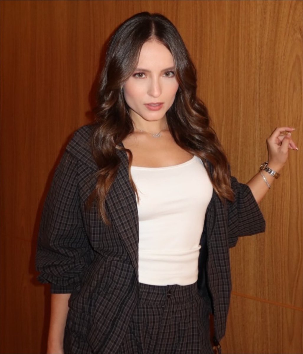 rindocasal's tweet photo. 🚨Laricel, operadora de Larissa Manoela, está entre uma das mais bem avaliadas do Brasil por sua internet rápida. VOCÊS USAM? 😳 https://t.co/rqnph3xT0E