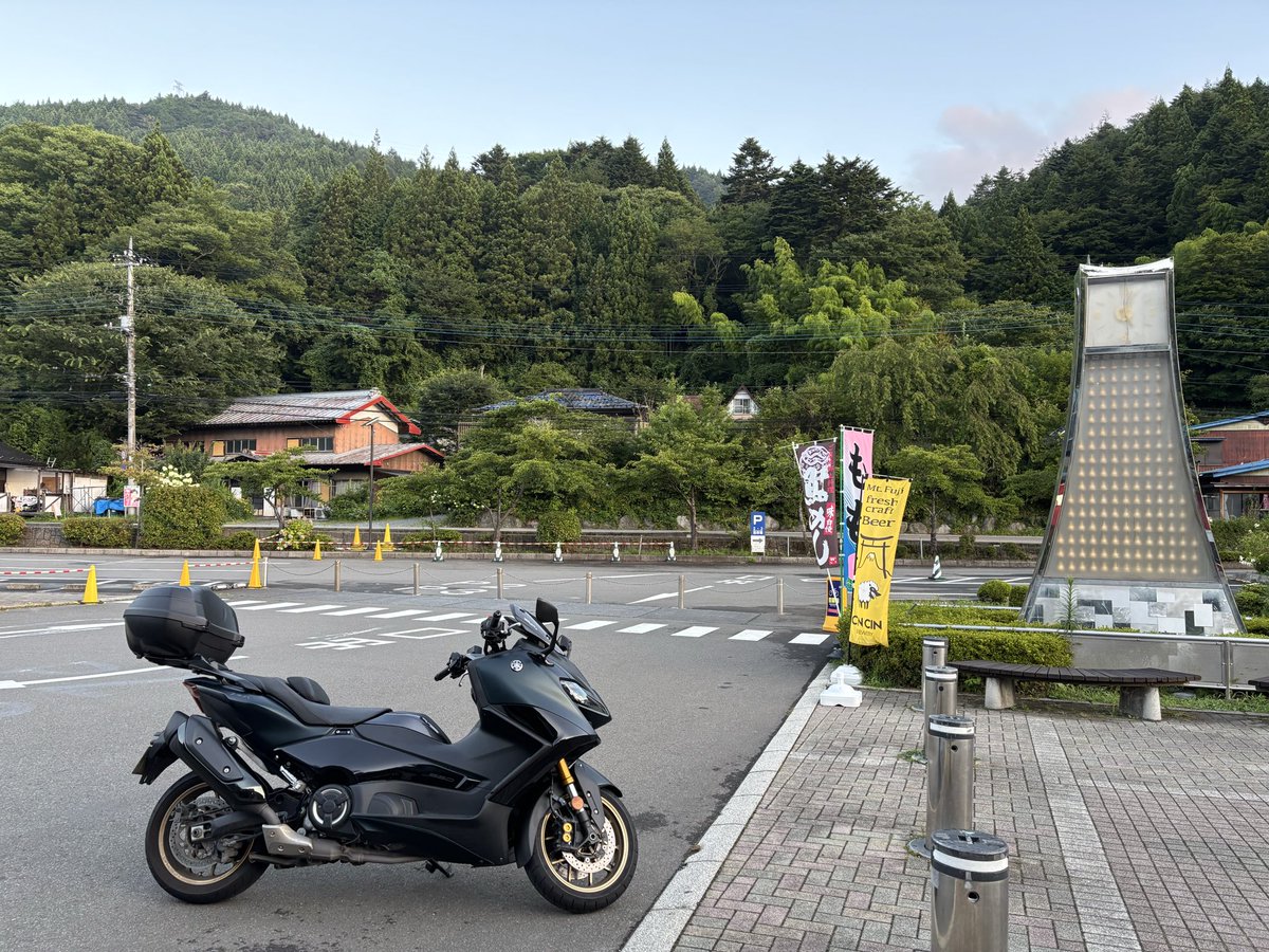hiroshisuzu's tweet photo. 道志の気温18度
革ジャン、革パンがちょうど良い季節
#tmax560 https://t.co/ylM87qkNon