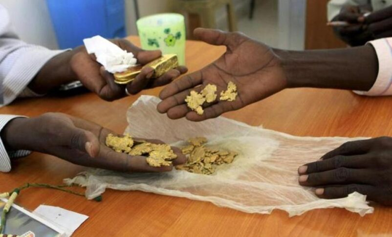 SudanTribune_EN's tweet photo. Raw gold prices in Sudan have breached 700,000 Sudanese pounds per gram for the first time, driven by surging global market rates and severe domestic currency depreciation amid ongoing conflict.
https://t.co/fvgFSomDK6

#Sudan #Gold #Economy #Khartoum https://t.co/pi7kfcmlLP