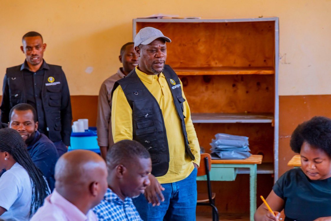 oswaki's tweet photo. Abakosora ibizamini basabwe kwibuka ko bafite ahazaza h’abana mu biganza byabo

Umuyobozi Mukuru w’Ikigo cy’Igihugu gishinzwe Ibizamini n’Ubugenzuzi bw’Amashuri (NESA), Dr. Bernard Bahati, yasabye abarimu bakosora ibizamini bya Leta kubikorana ubushishozi, kuko gukosora nabi ikizamini cy’umwana bishobora kugira ingaruka ku hazaza he ndetse n’Igihugu muri rusange.

Ibi yabivuze kuri iki Cyumweru ubwo yakomezaga urugendo rwo gusura ahakosorerwa ibizamini bitandukanye, aho yageze ku Rwunge rw’Amashuri rwa St Bernadette-Save mu Karere ka Gisagara.

Dr. Bahati yasabye abari gukosora ibizamini kujya bibuka ko bafite ahazaza h’abana mu biganza byabo.

Ati: “Iyo ufashe ikizamini ugiye kugikosora, jya wibuka ko ufashe ahazaza h’umwana mu biganza byawe.”

(@rbarwanda)